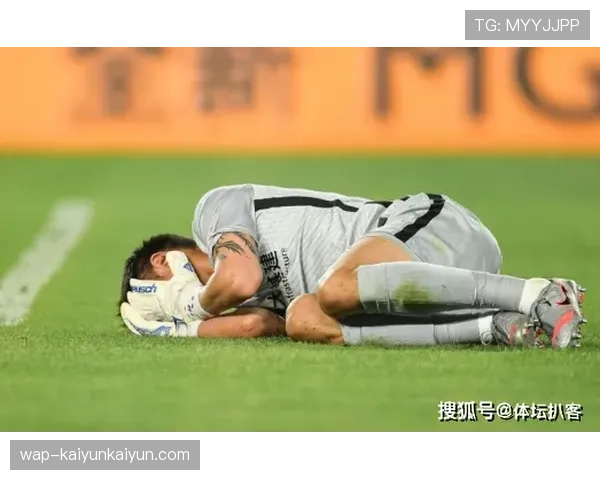 特写：带伤坚持完赛，萨利巴赛后一瘸一拐走入球员通道